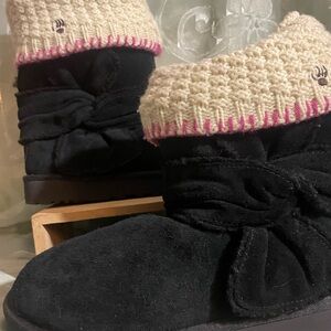 UGGS, Black with a bow on each side